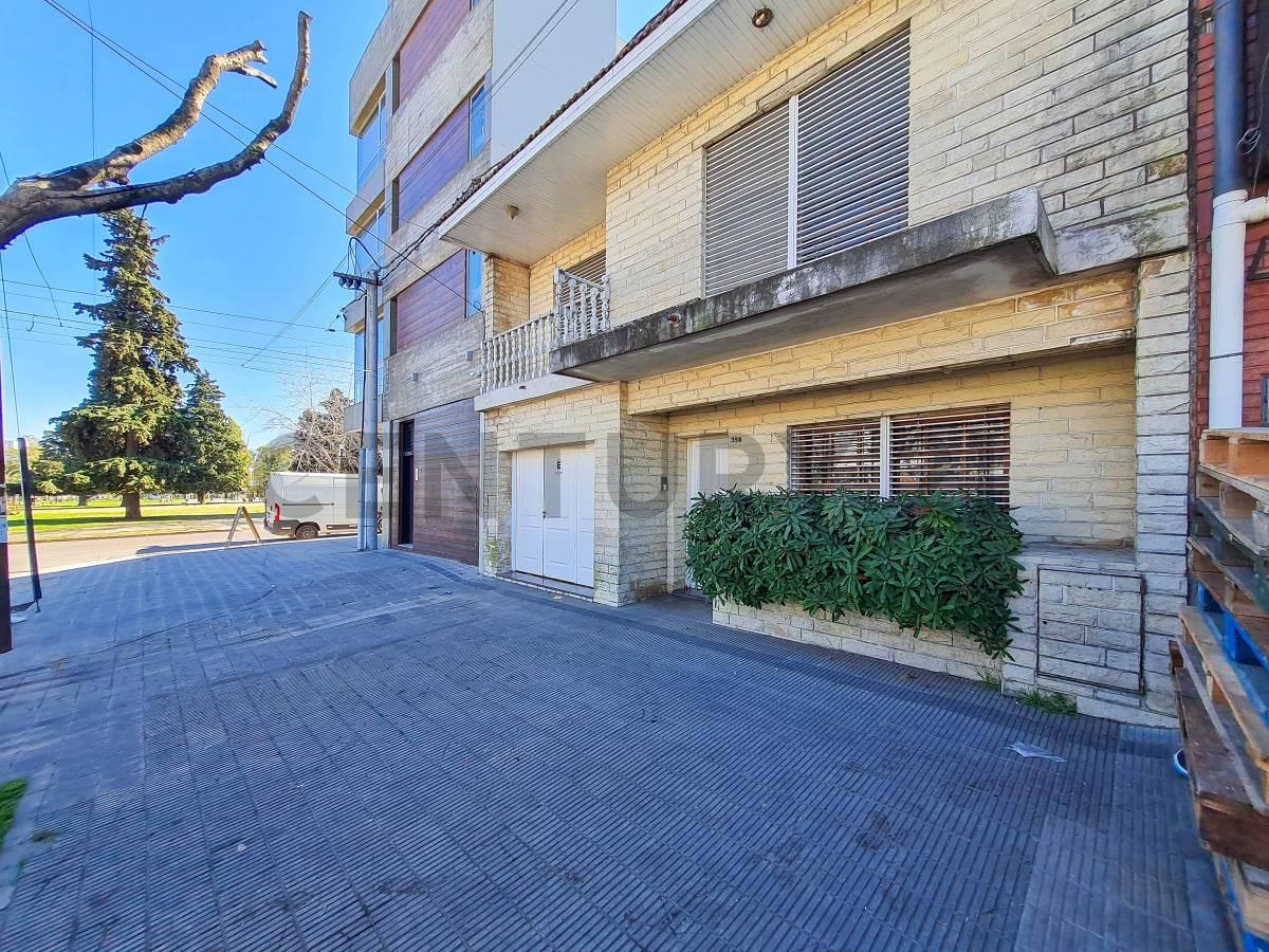 Casa en venta de 3 dormtorios y cochera en La Plata — foto 1