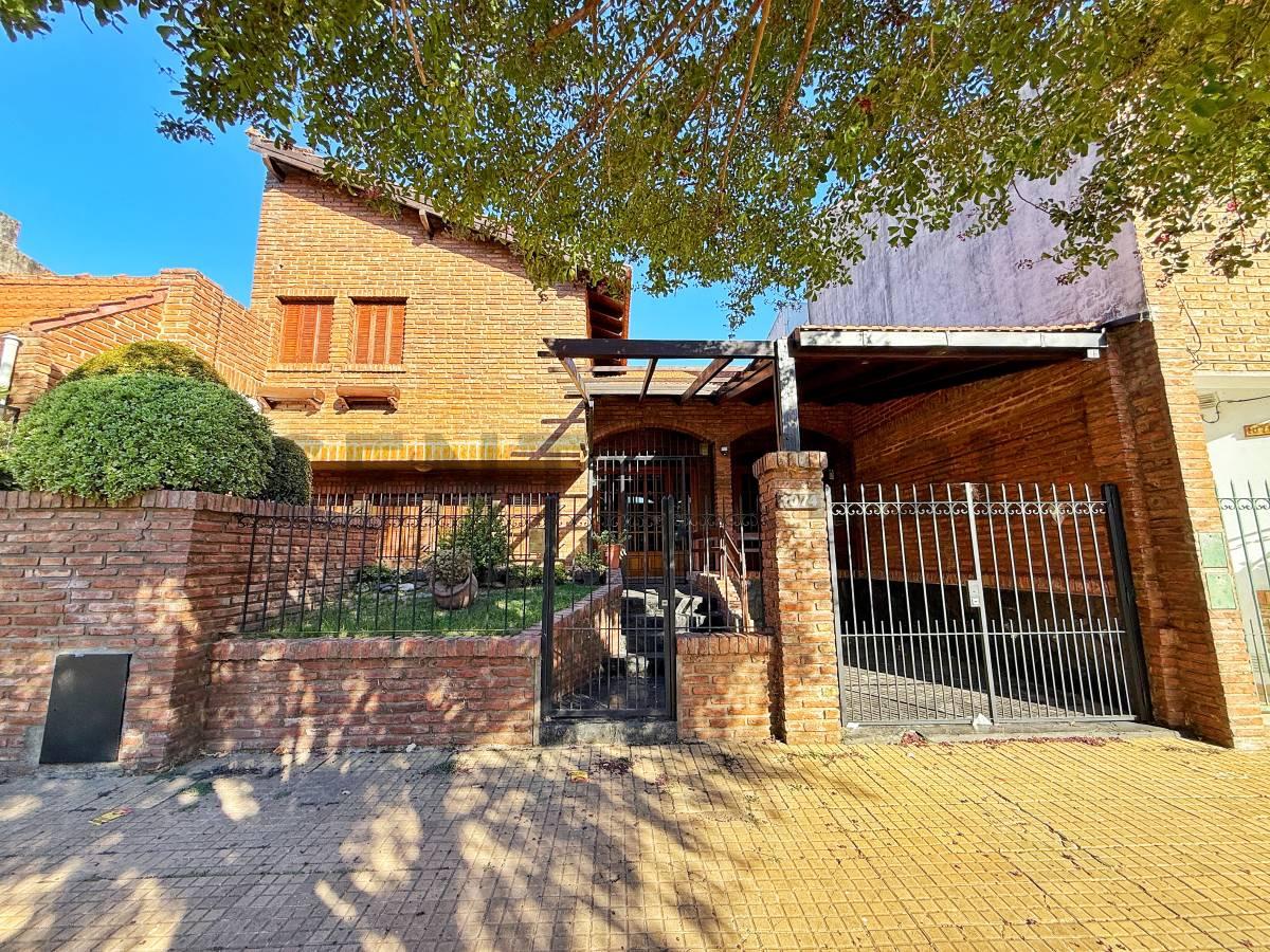 Casa de 3 dormitorios con patio, parrilla y cochera en VENTA — foto 1