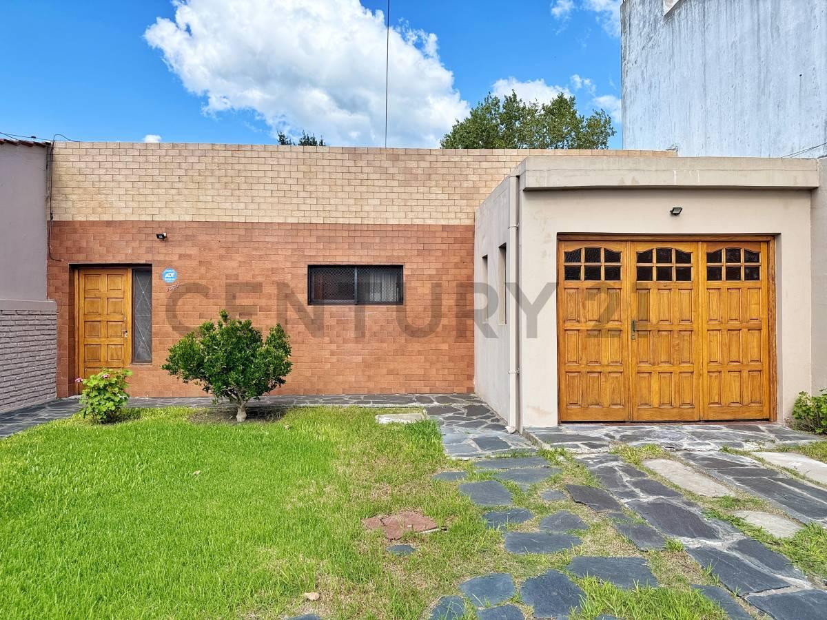 casa en venta de dos dormitorios en los hornos — foto 1