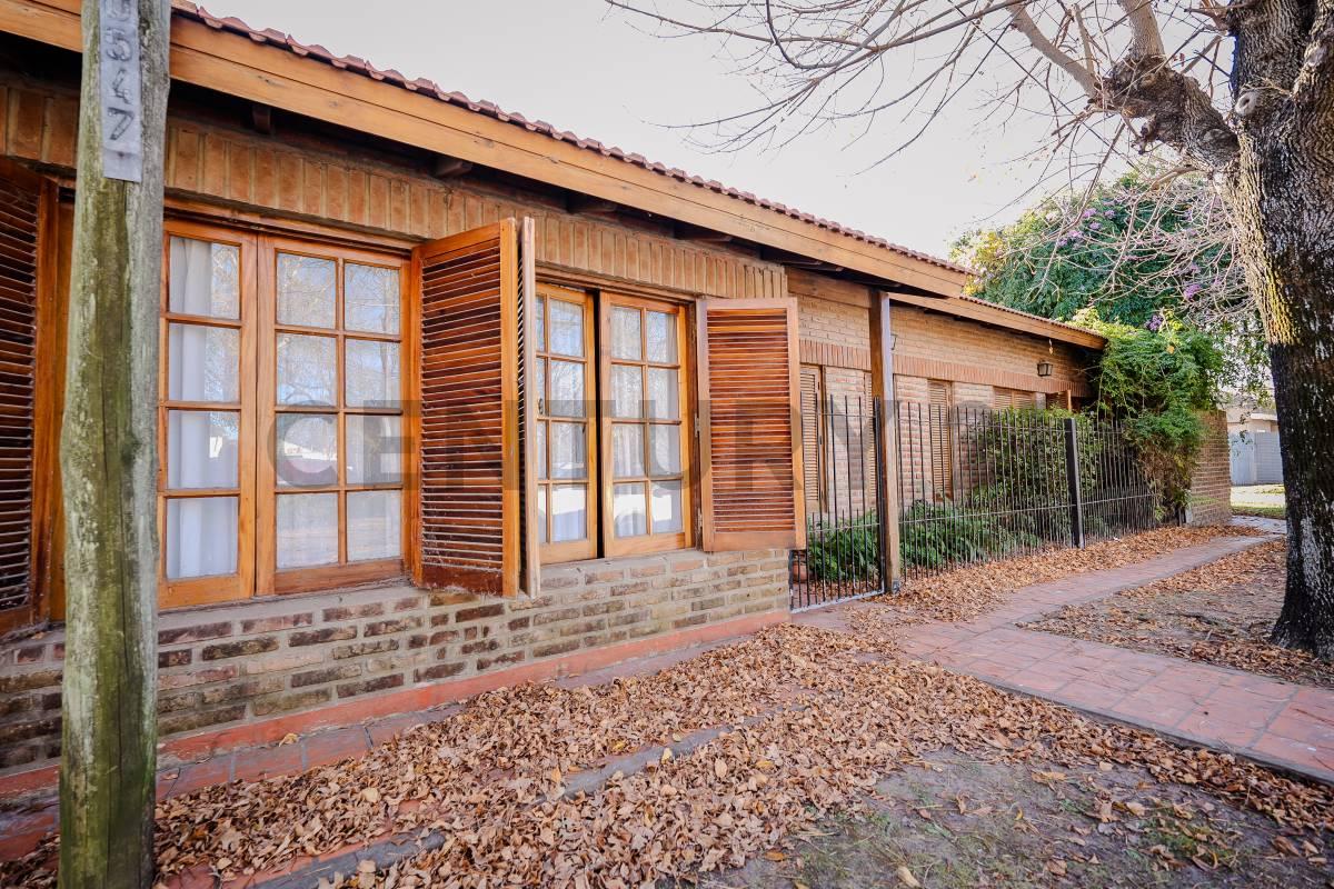 Casa dos dormitorios Frente a Plazoleta en una de las Mejores Zonas de Gonnet — foto 1