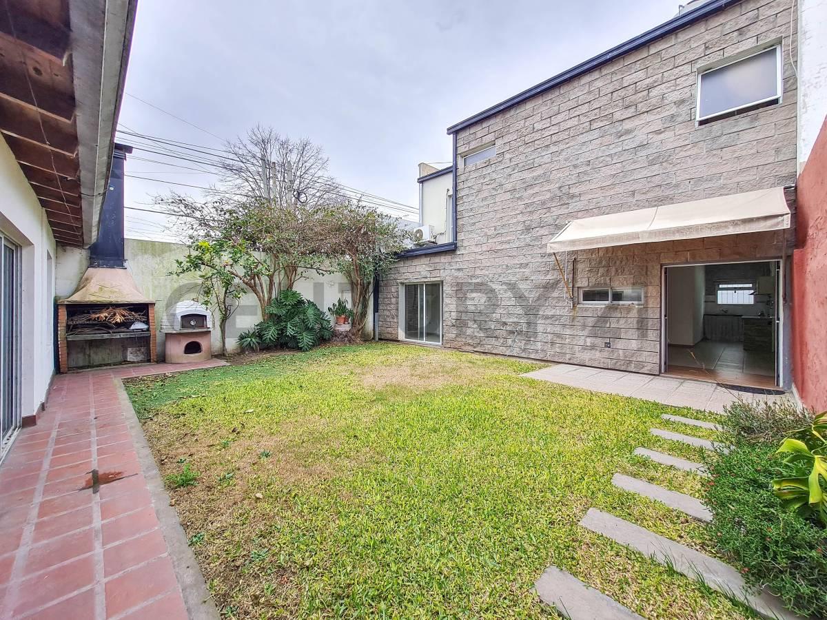 Casa con Local a la venta de 3 dormitorios Los Hornos — foto 1