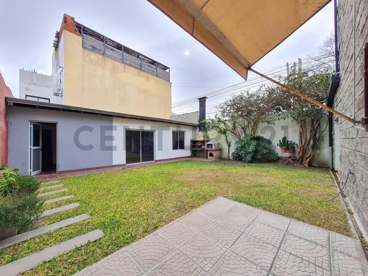 Casa con Local a la venta de 3 dormitorios Los Hornos — foto 1