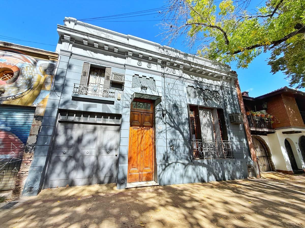 Casa de 2 dormitorios con patio y cochera en VENTA en La Plata — foto 1