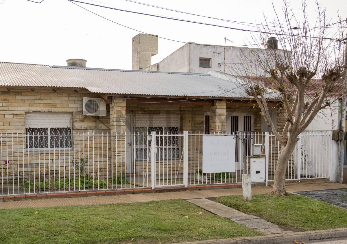 80 BIS ENTRE 120 Y DIAGONAL 620 Casa 2 dormitorios en venta Villa Elvira — foto 1