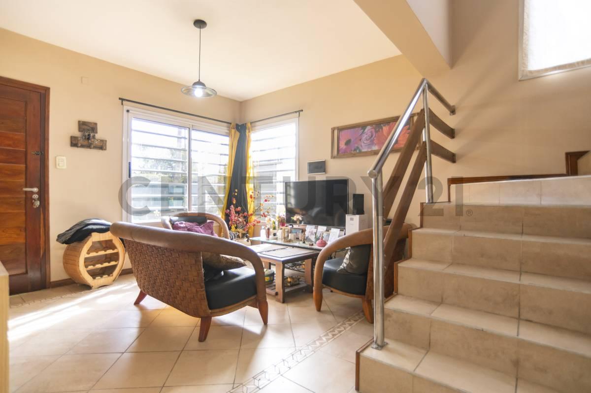 Casa en venta en City Bell tipo duplex de dos dormitorios — foto 1