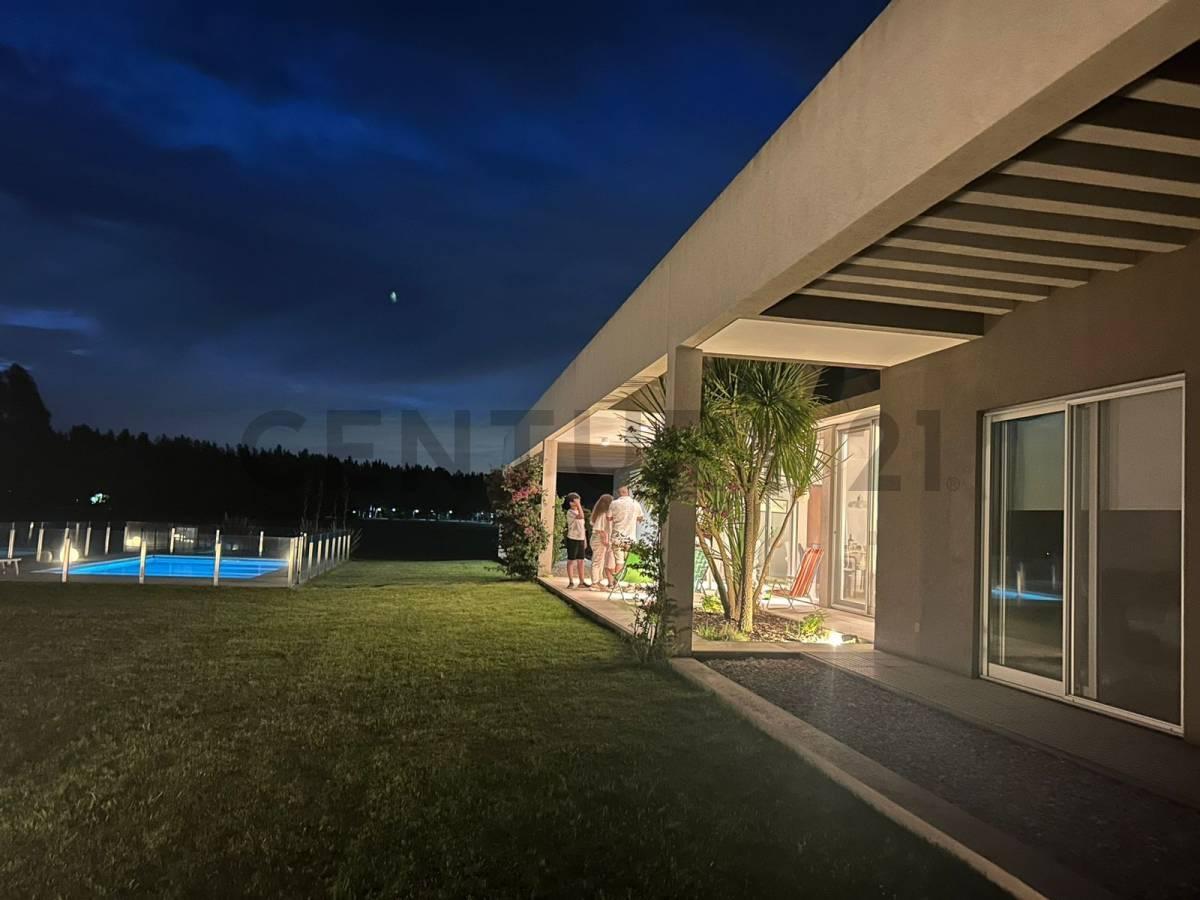 VENTA -Imponente casa en Haras del Sur II con vista al golf — foto 1
