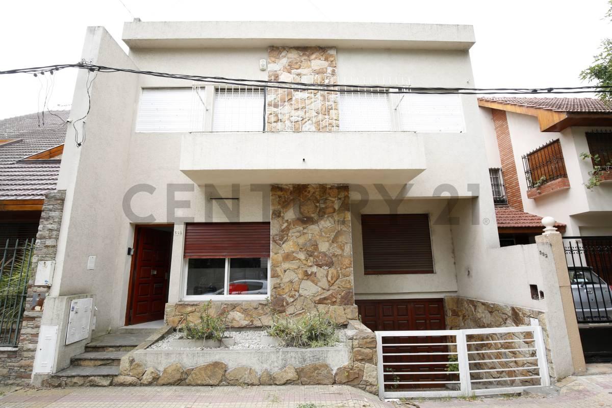 Casa en venta en La Plata con 4 dormitorios — foto 1