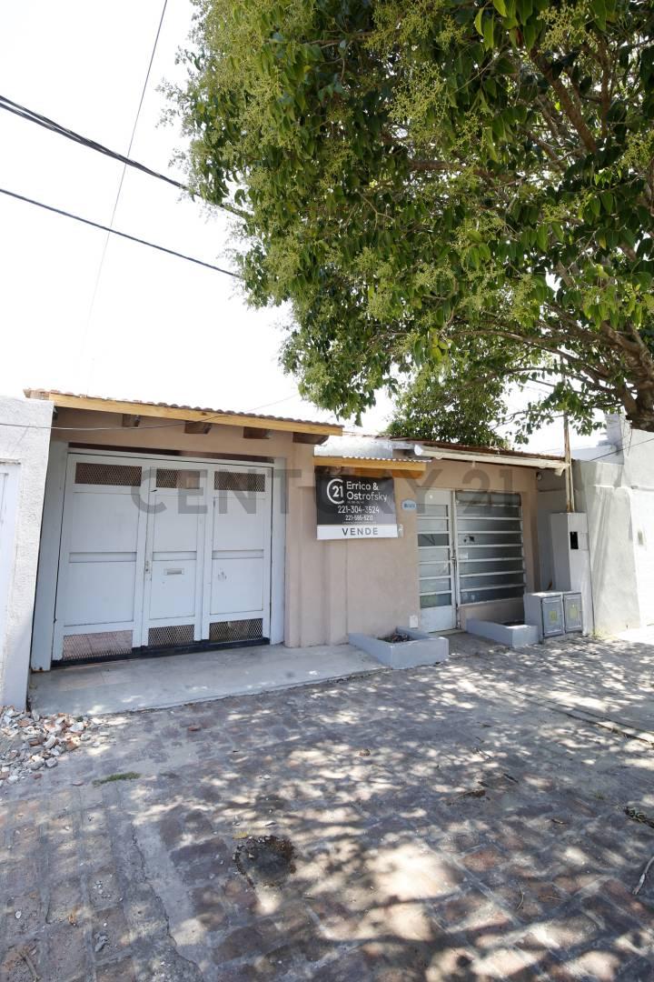 Casa en venta La Plata 2 dormitorios, cochera y Departamento Monoambiente — foto 1