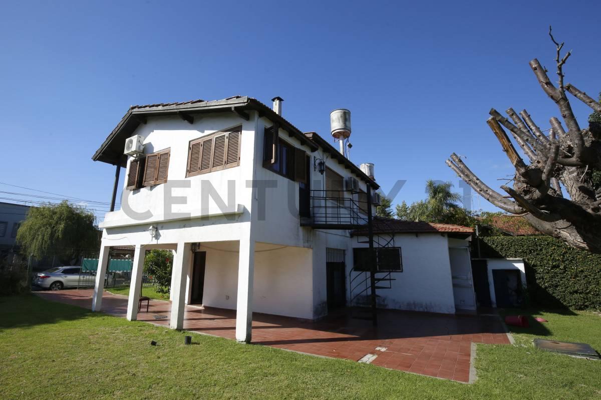 Casa 4 dormitorios a la venta Gonnet amplio terreno — foto 1
