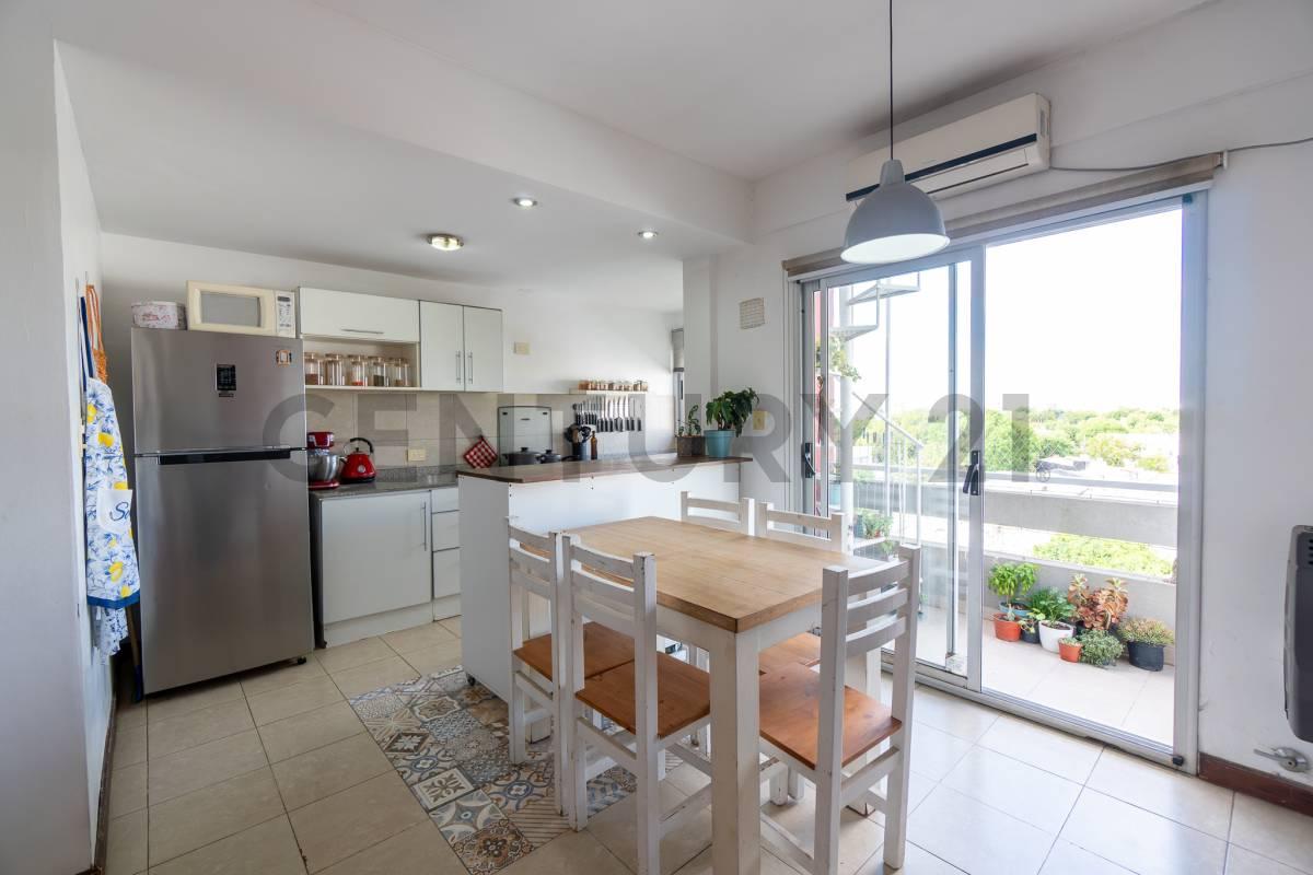 Departamento en venta en La Plata de un dormitorio con cochera y terraza — foto 1