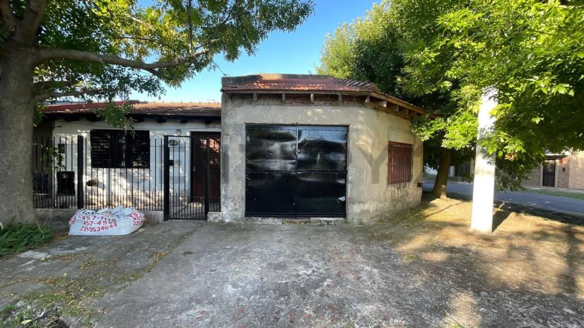 CASA EN VENTA EN LA PLATA DE 3 DORMITORIOS COCHERA CUBIERTA Y PATIO — foto 1