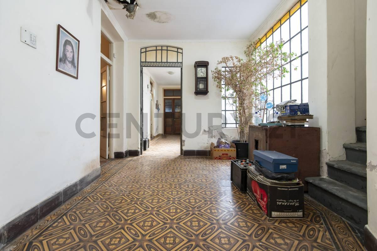 Casa de estilo a restaurar en venta en La Plata — foto 1