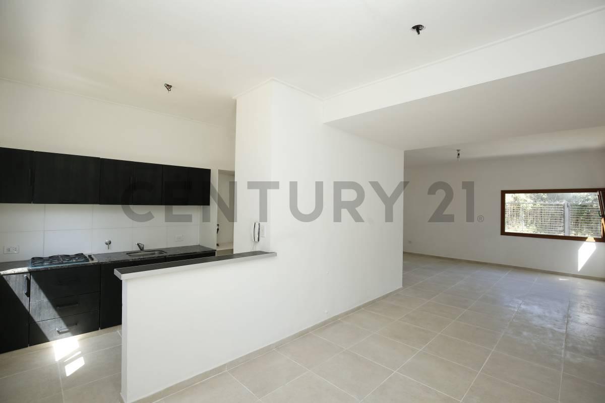 CASA A RE ESTRENAR EN VENTA EN GONNET 2 DORMITORIOS Y PARQUE — foto 1