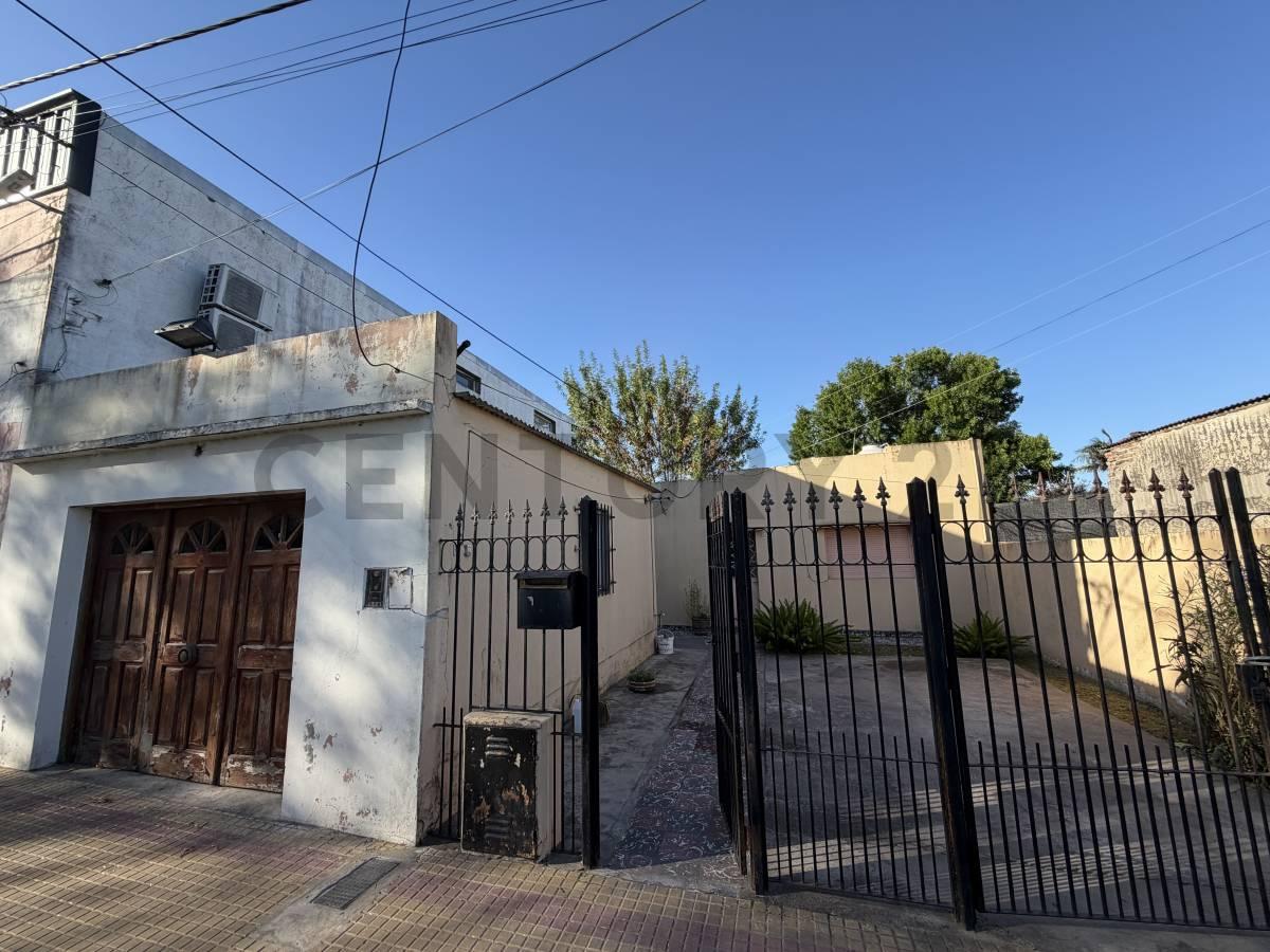 VENTA EN BLOQUE 2 CASAS+ GALPON Y AMPLIO PARQUE EN 10 79 Y 80 — foto 1