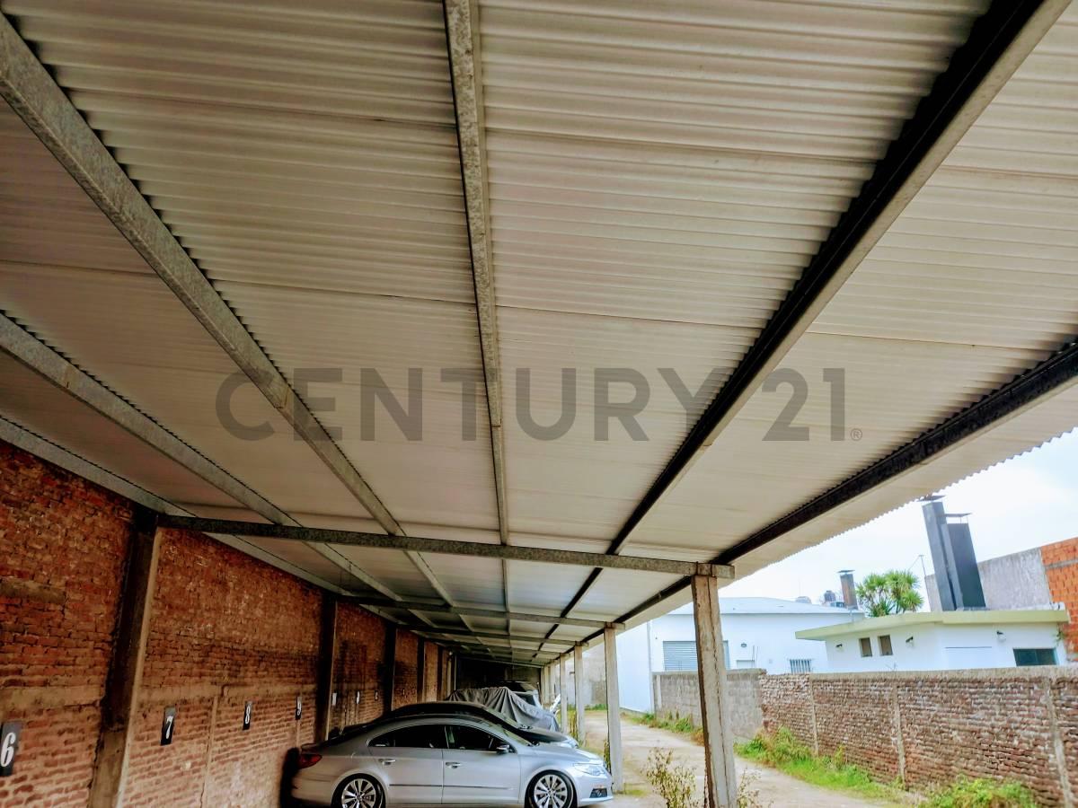 LOTE EN VENTA EN LA PLATA CON COCHERA SEMICUBIERTA — foto 1