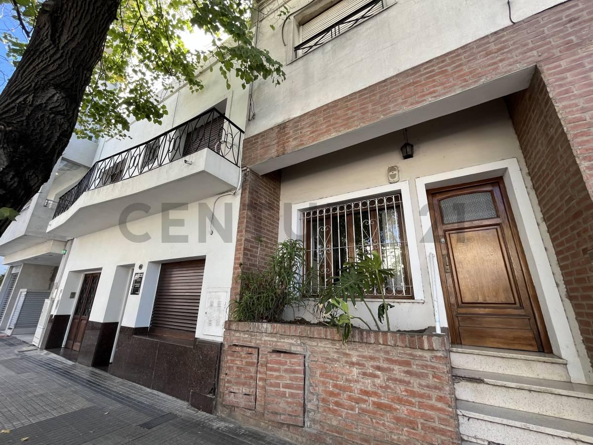 Calle 57 entre diagonal 74 y calle 17 CASA CON PARQUE MAS DEPTO EN VENTA LOTE 300 METROS LA PLATA — foto 1