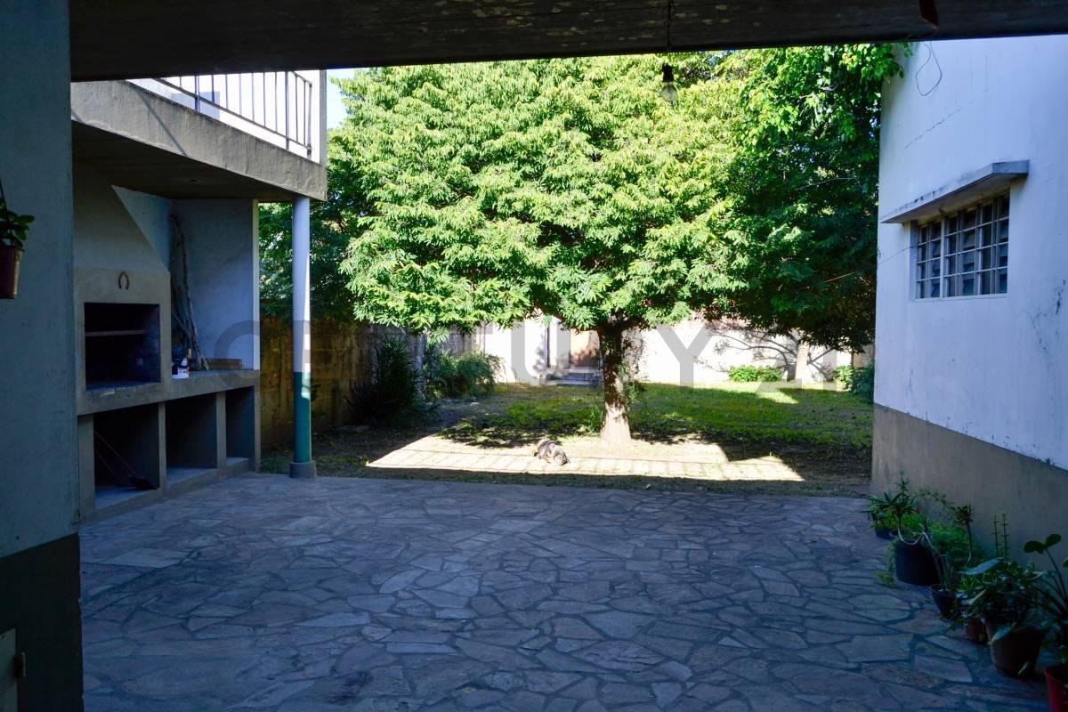 CASA EN VENTA EN LA PLATA DE 3 DORMITORIOS COCHERA Y PARQUE | LOS HORNOS — foto 1