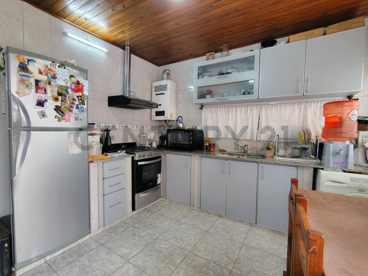 CASA EN VENTA EN LA PLATA 2 DORMITORIOS CON PATIO Y COCHERA — foto 1