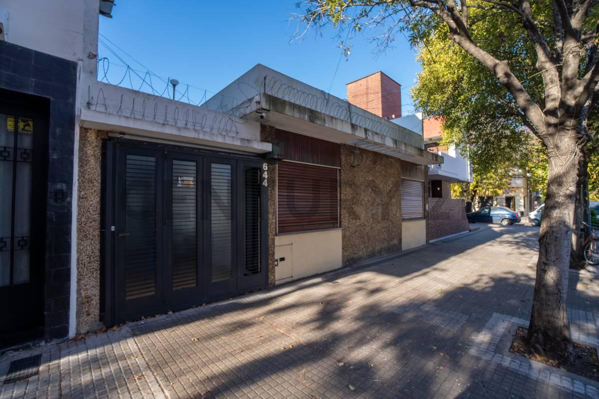 CASA EN VENTA – APTO BANCO | 2 DORMITORIOS + COCHERA + PATIO — foto 1