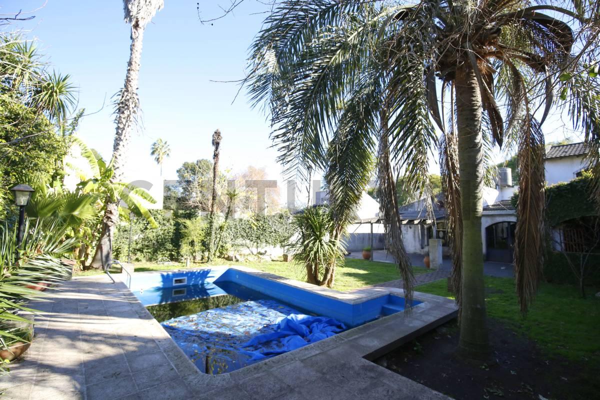 Casa de 3 Dormitorios con Parque, Pileta y Quincho en Gonnet - Venta — foto 1