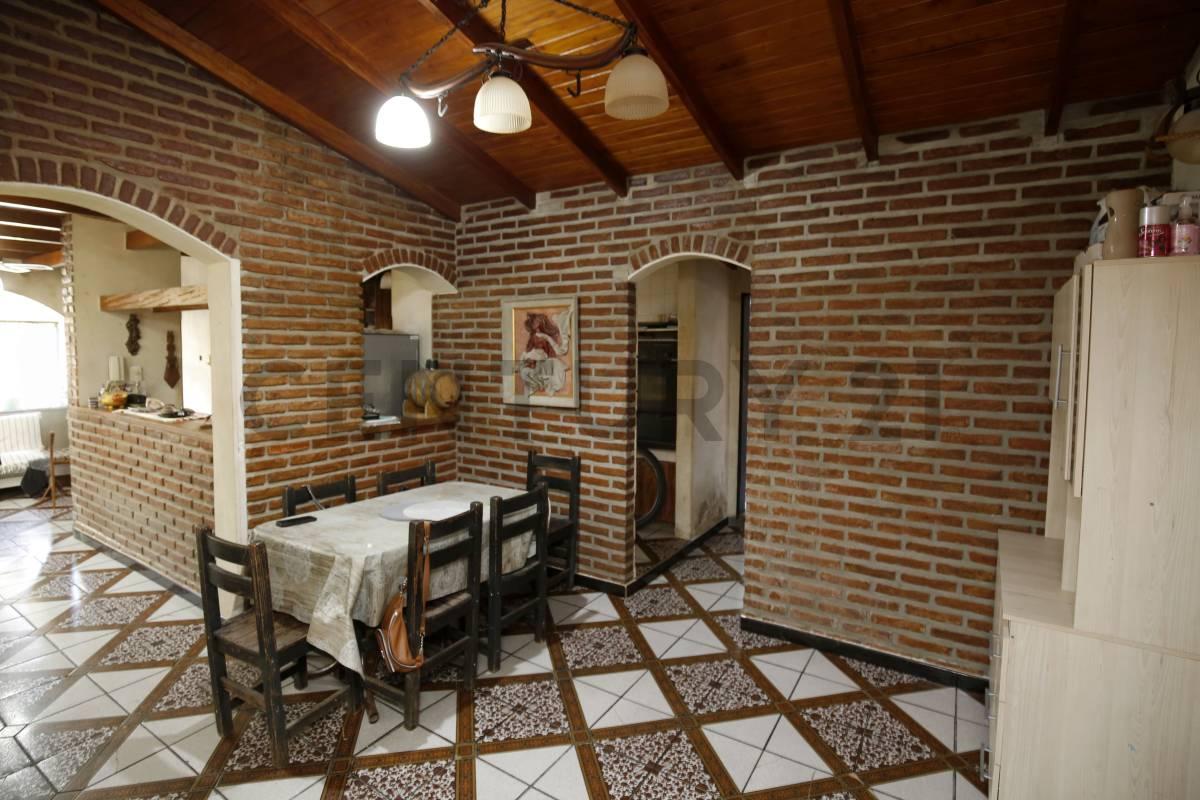 Casa de 3 Dormitorios con Parque, Pileta y Quincho en Gonnet - Venta — foto 1