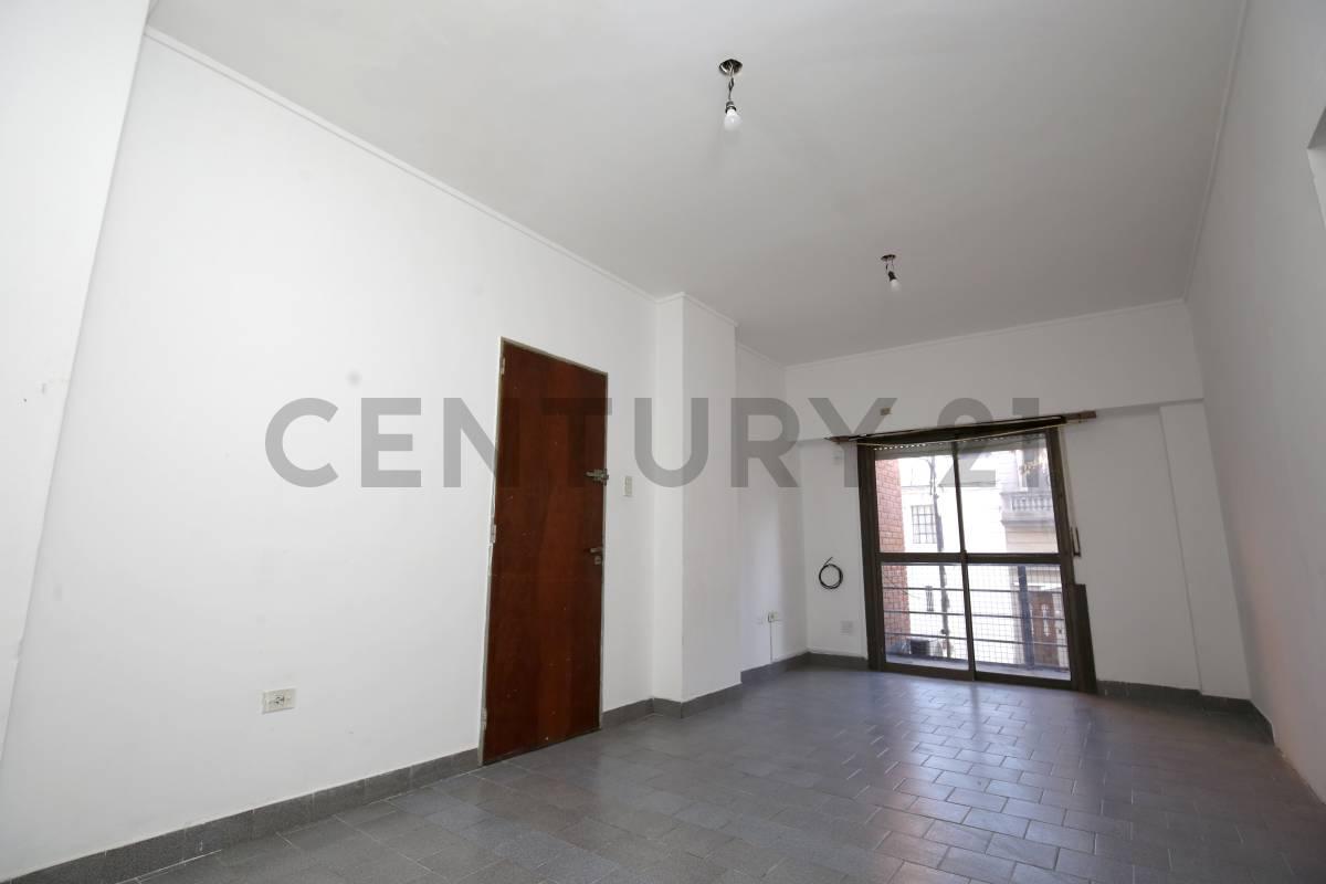 Departamento en venta de dos dormitorios con balcón y cochera APTO BANCO — foto 1
