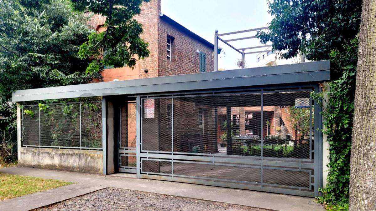 50 y 27 CASA EN VENTA LA PLATA PARQUE SAN MARTIN DOBLE INGRESO A REFACCIONAR — foto 1