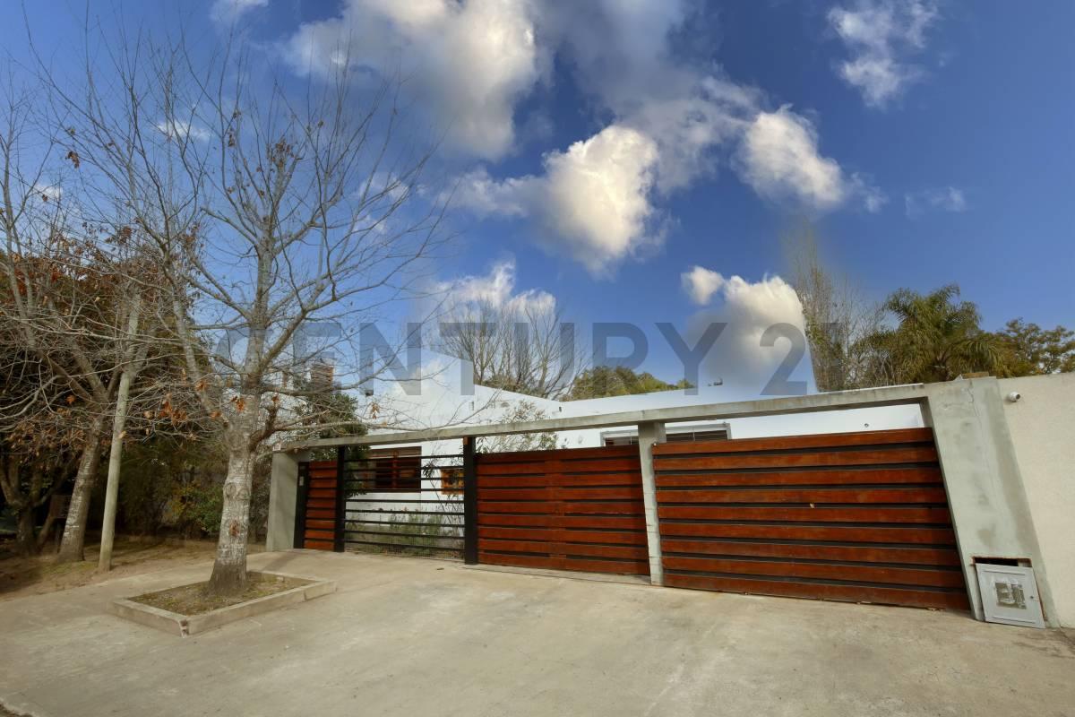 CASA EN VENTA EN GONNET ENTRE CAMINOS DE 5 DORMITORIOS — foto 1