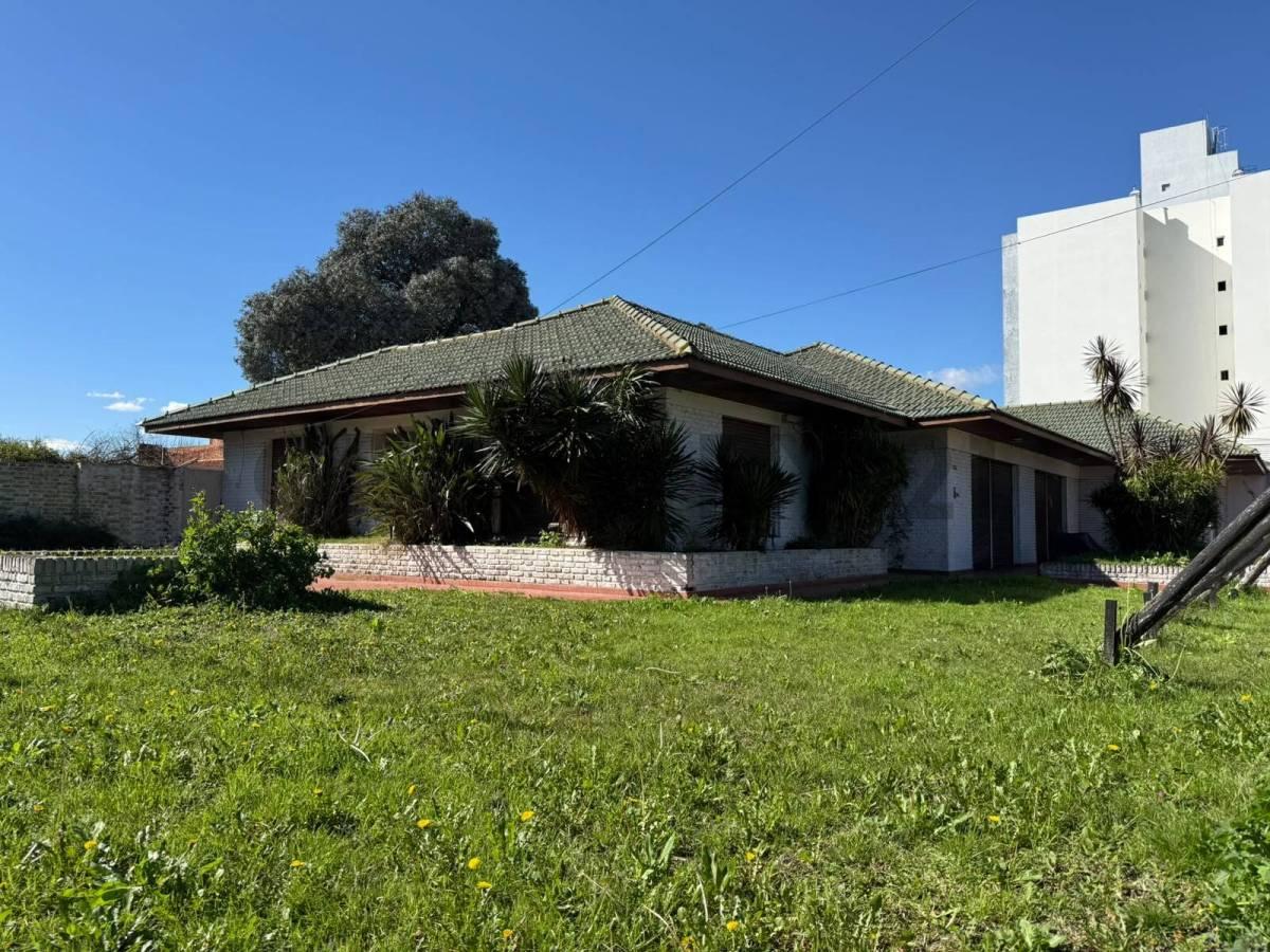 19 esquina 36 LOTE EN VENTA IDEAL DESARROLLADOR 6 NIVELES LA PLATA SOBRE AVENIDA — foto 1