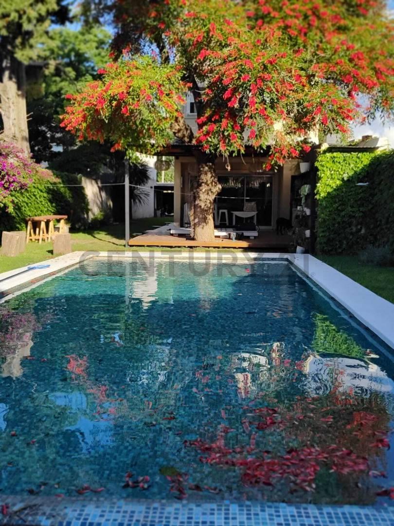 Casa en venta en Gonnet entre caminos | 4 dormitorios, pileta y parque — foto 1