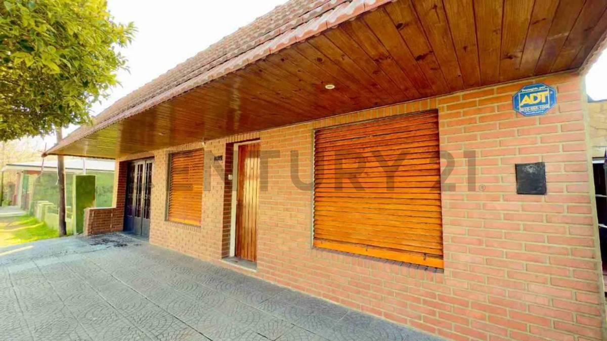 CASA EN VENTA EN LA PLATA DE 2 DORMITORIOS QUINCHO Y COCHERA — foto 1