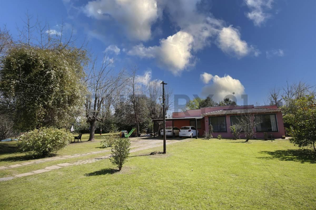 Casa en venta en La Plata sobre lote de 2.495 m² con pileta — foto 1