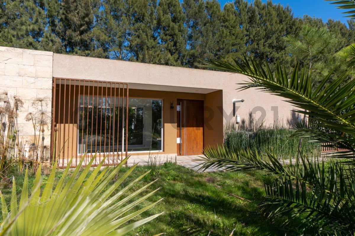 CASA EN VENTA EN MIRALAGOS DE 3 DORMITORIOS — foto 1