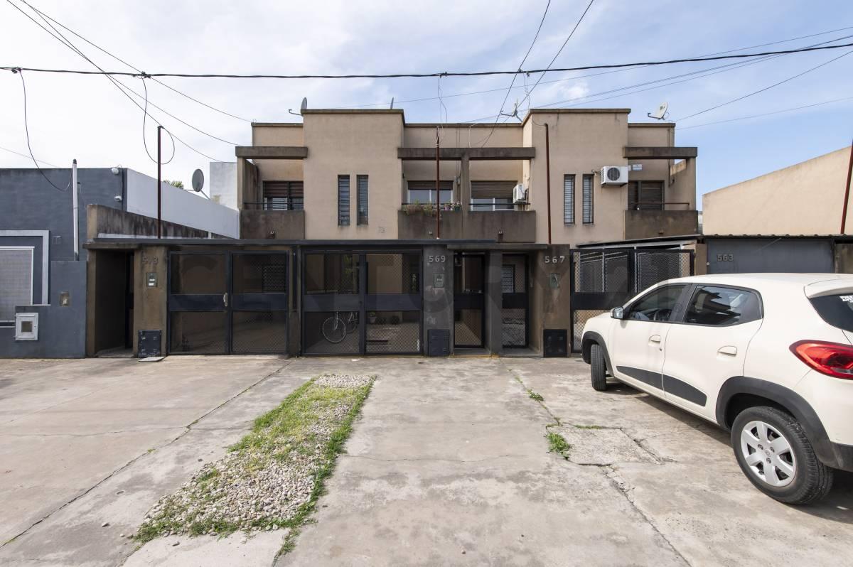 VENTA DE DUPLEX CON PARQUE Y PILETA EN EXCELENTE ZONA DE LA CIUDAD DE LA PLATA.- — foto 1