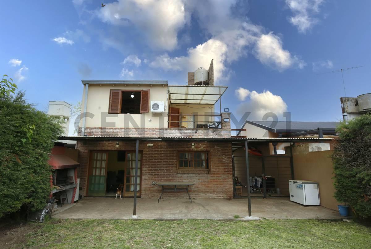 Casa en venta en Gonnet apto banco Nacion de 3 Dormitorios y parque — foto 1