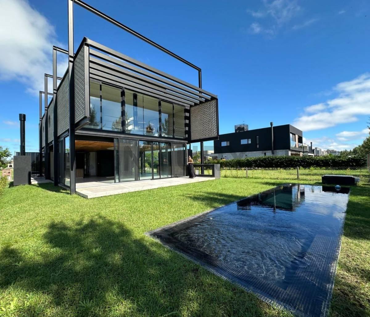 Venta casa a estrenar 6 ambientes con vista al arroyo en Barrio Castaños Nordelta — foto 1