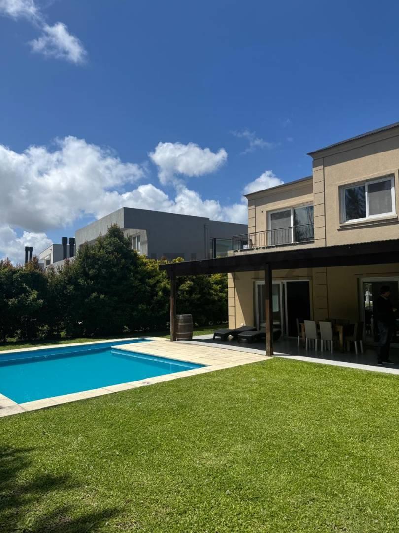 CASA EN ALQUILER AMUEBLADA DE VERANO EN BARRIO CASTAÑOS NORDELTA — foto 1