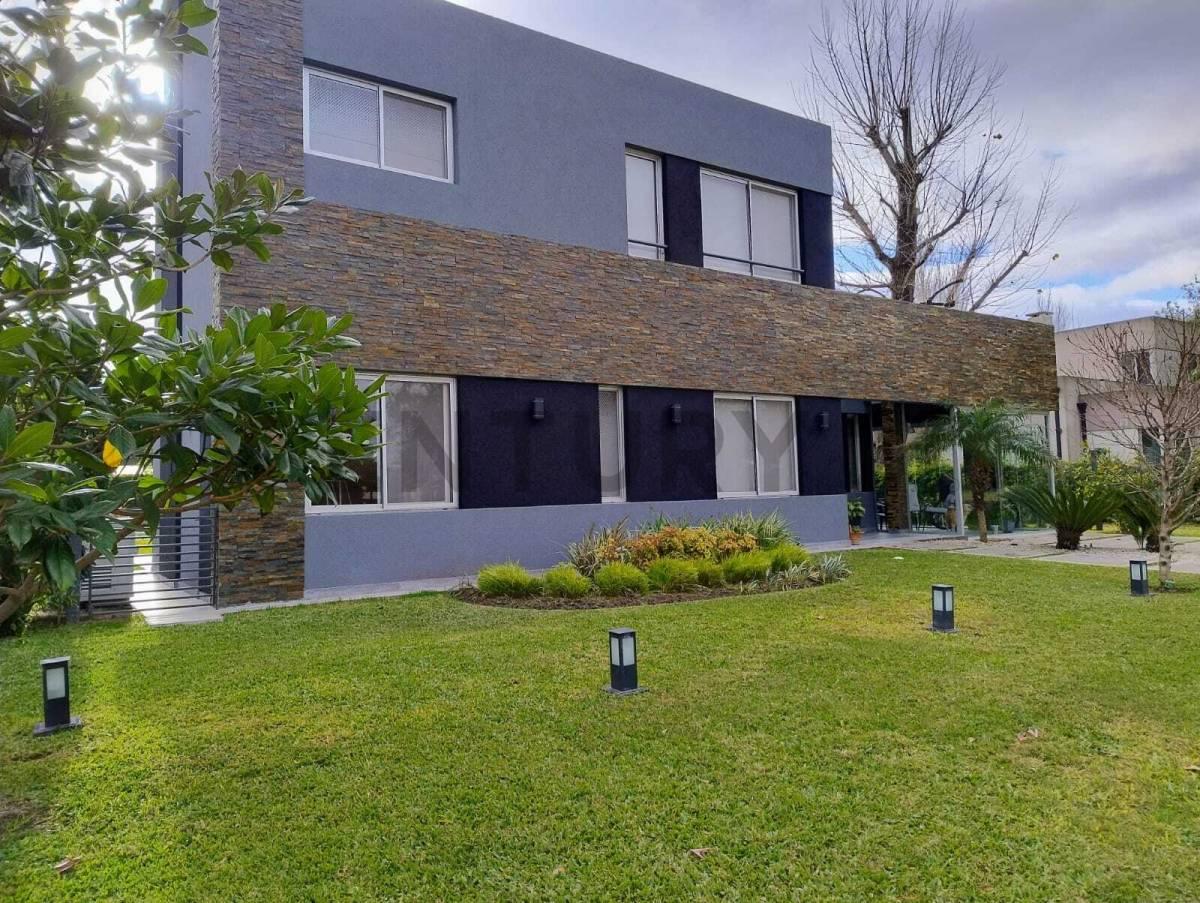 VENTA CASA CASCO DE ALVAREZ- 4 AMBIENTES- PARQUE -PILETA — foto 1