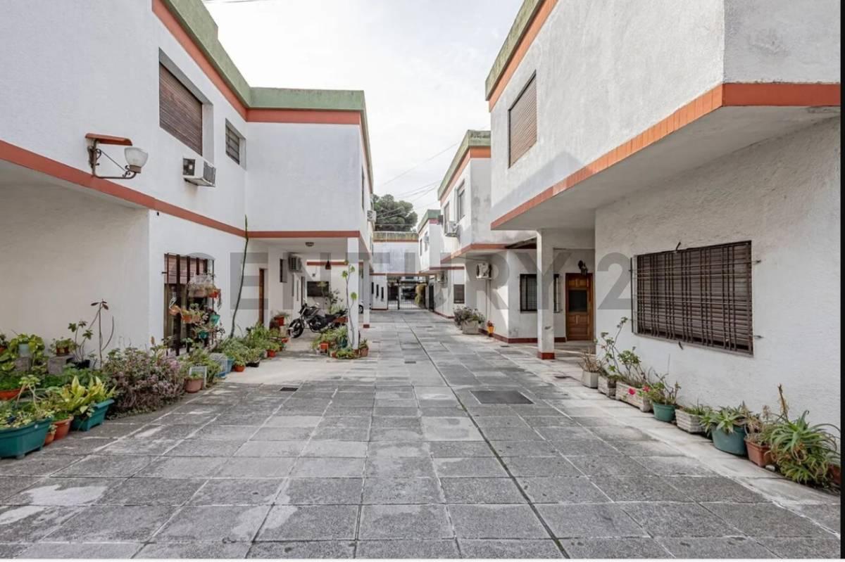 VENTA DUPLEX 4 AMBIENTES EN CONDOMINIO CON COCHERA EN RAMOS MEJIA — foto 1