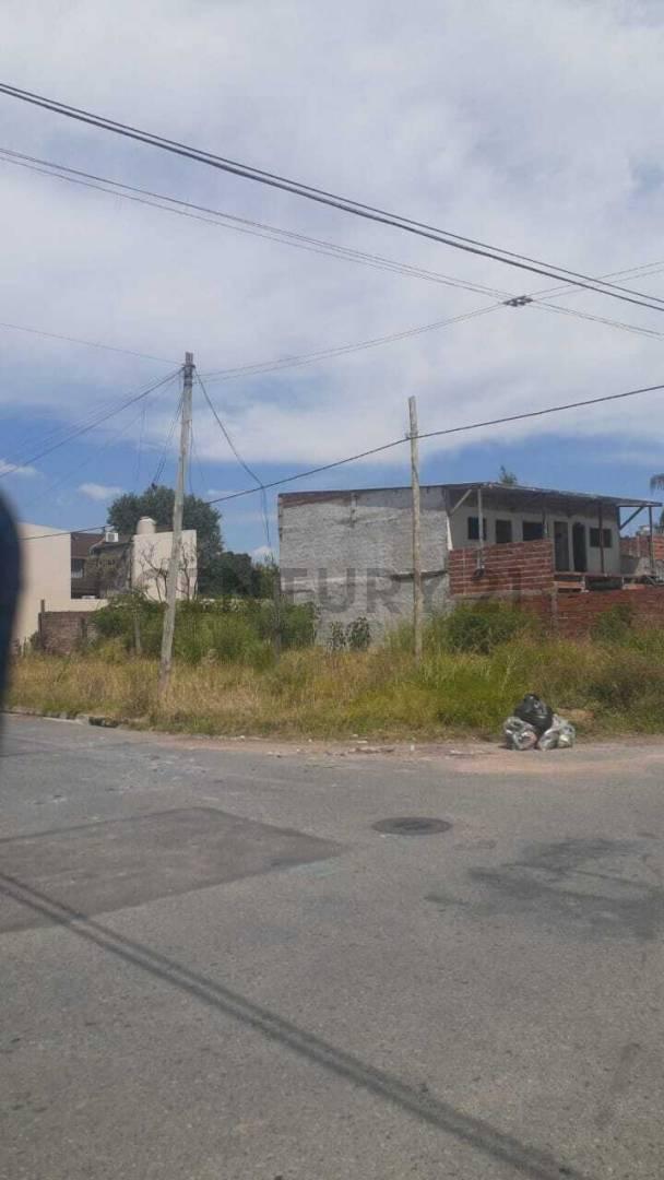 Lote en esquina en venta – Zona en crecimiento San Carlos La Plata | USD 35.000 — foto 1