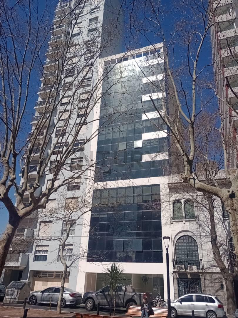 OFICINA EN VENTA DE CATEGORIA, 9° PISO , FRENTE AL TEATRO ARGENTINO. — foto 1