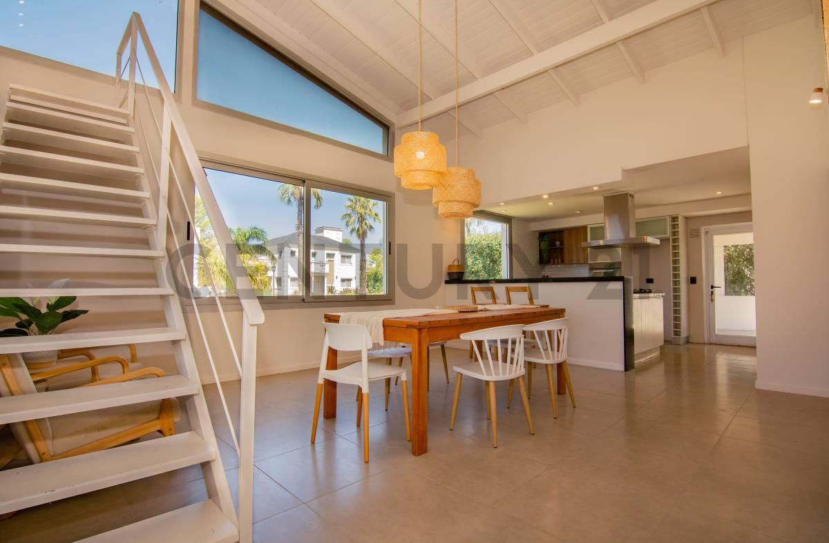 Venta Casa de 3 dormitorios con jardín, pileta y cochera | Funes Hills, Miraflores — foto 1