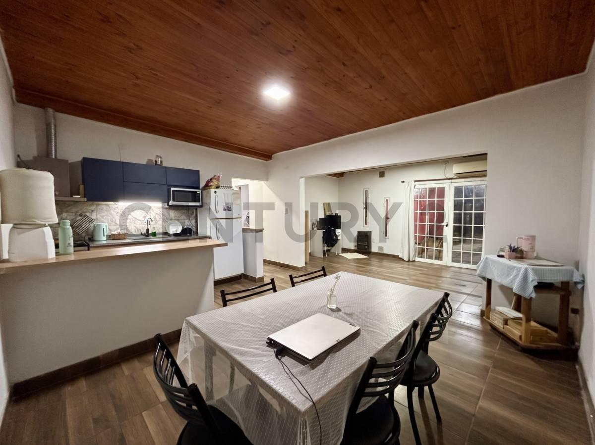 Venta Casa de 2 Dormitorios con jardín y cochera en Pérez — foto 1