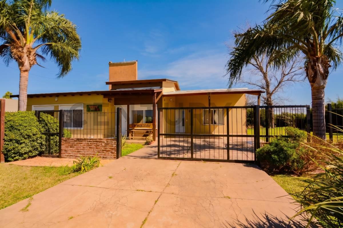 Venta Casa de 3 Dormitorios con pileta y parque en Funes Town — foto 1