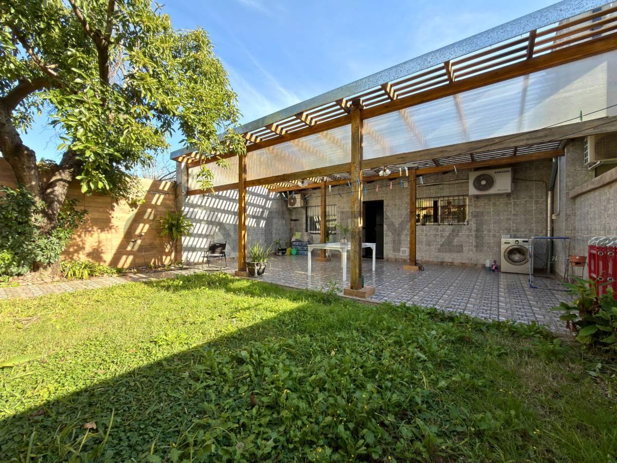 Venta | Casa 2 de Dormitorios con jardín y doble cochera en La Florida — foto 1