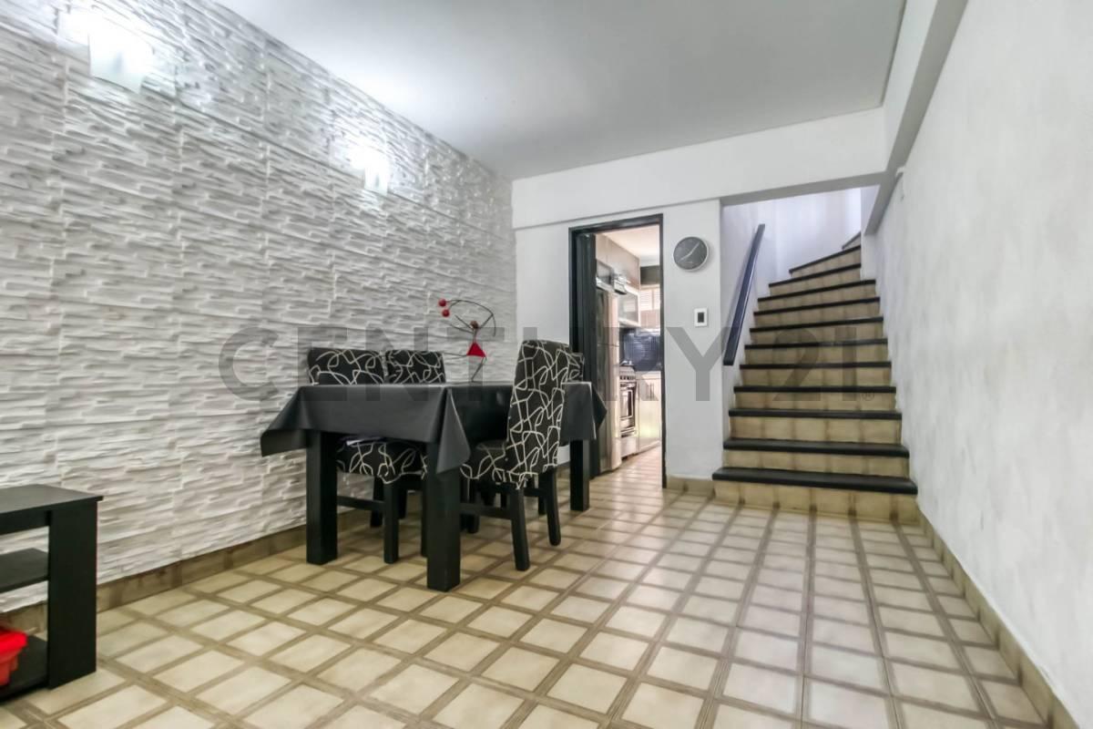 PH 2 dormitorios al frente, con garage y patio en Venta en La Plata — foto 1