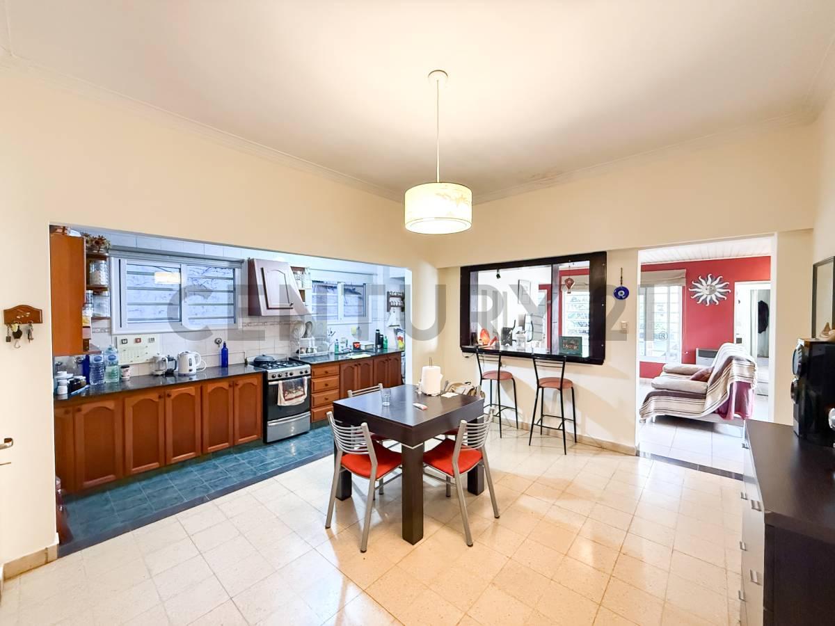 Casas 3 dormitorios en venta , La Plata con cochera y parque — foto 1