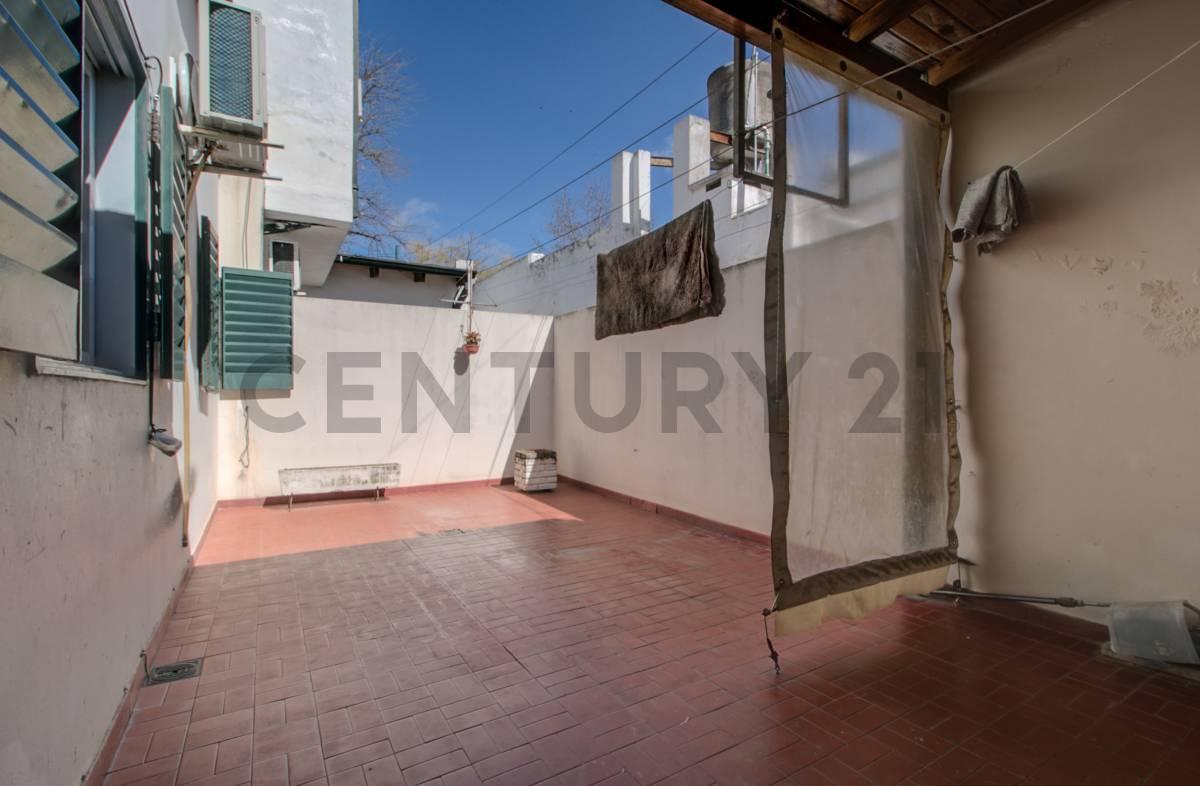 PH dos dormitorios con patio en venta en La Plata — foto 1