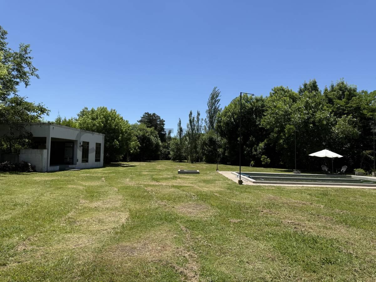 Casa en Estancia chica. 1,6 hectáreas, pileta, parque y quincho — foto 1