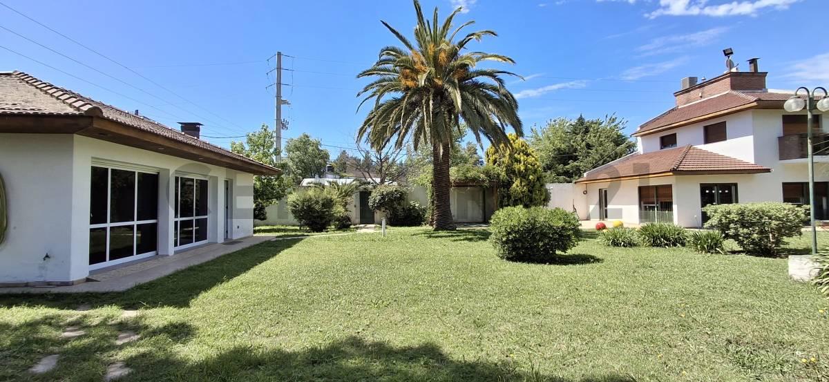 Casa en venta, sobre lote de 900 mts2, 2 ambientes, quincho, en Sicardi. Posible apta banco. Permuta — foto 1